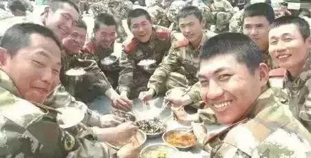 战友聚会喝酒视频,酒香浓情共忆往昔